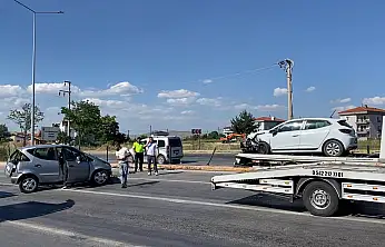 Ambulansa yol vermek istedi, felakete yol açtı: Konya yolunda can pazarı!