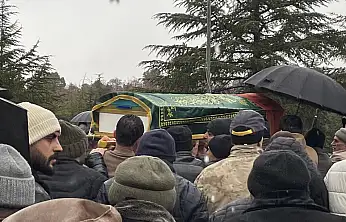 Antalya'daki otobüs faciasında hayatını kaybeden anne ve kızı Konya'da toprağa verildi