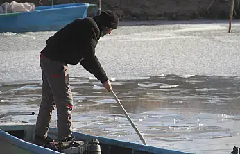 Ayaz vurdu, göl dondu: Beyşehir'de balıkçıda kuşta zorda
