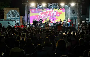 Ecdat Parkı'nda 2000'ler rüzgarı: Selçuklu'da unutulmaz pop gecesi!