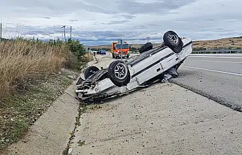 Isparta-Konya yolunda can pazarı: 150 metre sürüklenen otomobil takla attı, 3 yaralı