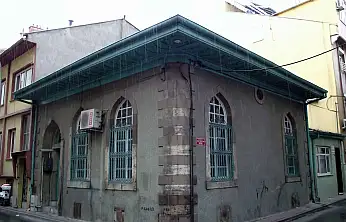 Konya'da 100 yıla yakın geçmişi olan cami zamana meydan okuyor