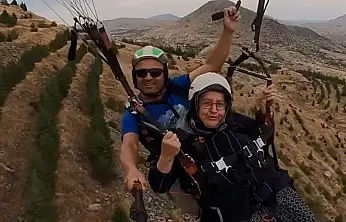 Konya'da 73 yaşında ilk kez paraşüte bindi! Takkeli Dağ'da nefes kesen anlar