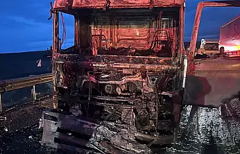 Konya'da alev alan tuz yüklü TIR metal yığınına döndü