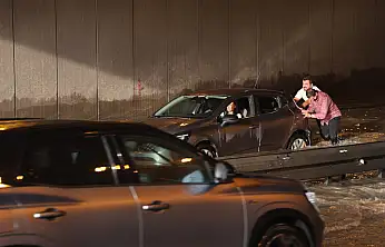 Konya'da aniden bastırdı! Sürücüler trafikte zor anlar yaşadı