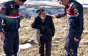 Konya'da ayakları çamur diye araca binmek istemeyen yaşlı adama jandarmadan duygulandıran yanıt