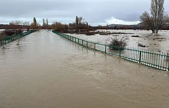 Konya'da baraj taştı! Araziler gölü andırdı