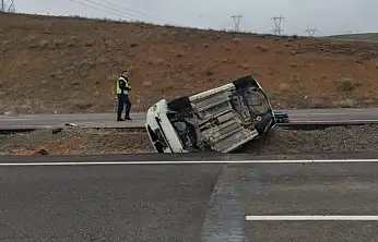 Konya'da bariyerlere çarpan otomobil devrildi: Aynı aileden 4 kişi yaralı