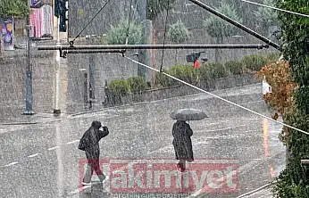 Konya'da beklenen sağanak geldi! Cadde ve sokaklar yağmura teslim oldu