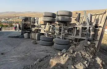 Konya'da çalışma sırasında hafriyat yüklü TIR devrildi! Sürücü hastaneye kaldırıldı
