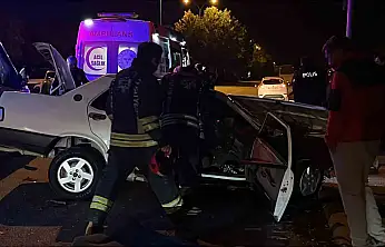 Konya'da can pazarı: 2 otomobil çarpıştı! 5 kişi yaralandı