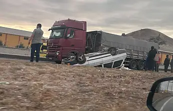 Konya'da çekicinin çarptığı otomobil devrildi: 1 yaralı