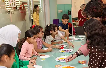 Konya'da duygu dolu buluşma: Filistinli minikler Türk ve Filistin bayraklarını tasarladı
