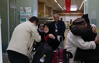 Konya'da duygu dolu kavuşma: 'Vefa Umresi' kafilesi kutsal topraklardan döndü