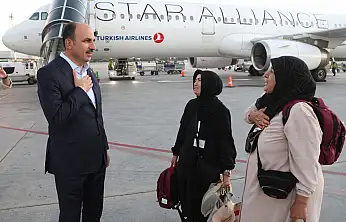 Konya'da duygusal buluşma! Umre için giden ilk kafile geri döndü
