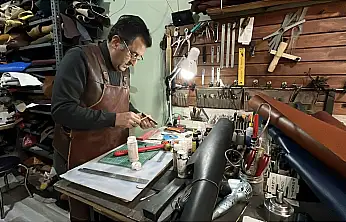 Konya'da eşiyle üretiyor, saatleri sanata dönüştürüyor