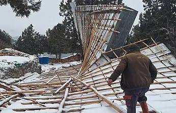 Konya'da fırtına ahırı yıkıp geçti: Çiftçi destek bekliyor