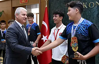 Konya'da güreşin geleceği emin ellerde: Türkiye şampiyonlarından anlamlı ziyaret