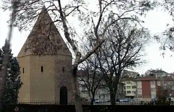 Konya'da hastane bahçesindeki tarihi türbe dikkat çekiyor: Ulaş Baba'nın kim olduğu hala bilinmiyor