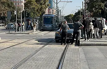Konya'da ilginç kaza! Kilitlenen otomobil tramvayları durdurdu