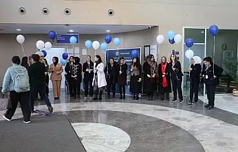 Konya'da kanser farkındalığı: Hastane önünde balonlarla mesaj verildi