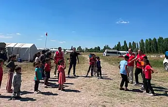 Konya'da Kızılay'dan tarım işçilerine anlamlı dokunuş: Çadırlarda neşeli anlar!