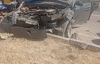 Konya'da kontrolden çıkan otomobil refüje çarptı: 4 yaralı