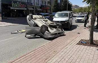Konya'da kontrolden çıkan otomobil kaldırıma çarpıp takla attı