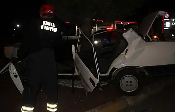Konya'da kontrolden çıkan otomobil ağaca ok gibi saplandı