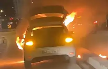 Konya'da korku dolu anlar: Seyir halindeki otomobil alev aldı