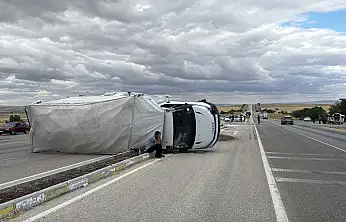 Konya'da korkutan kaza: Ev eşyası yüklü kamyonet devrildi