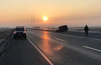 Konya'da korkutan kaza! Takla atan araç refüjde durabildi