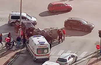 Konya'da korkutan kaza! Hafif ticari araçla çarpışan otomobil devrildi