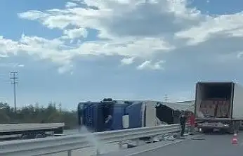 Konya'da korkutan kaza: TIR bariyerlere çarparak devrildi