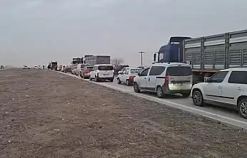 Konya'da kum fırtınası sürücülere zor anlar yaşattı: Karayolunda trafik adeta durdu