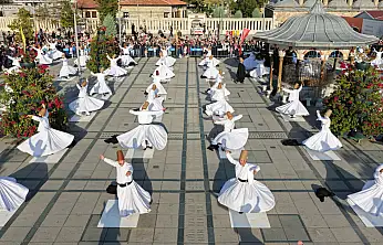 Konya'da Mistik Müzik Festivali başladı: Mevlana Meydanı'nda büyüleyici açılış