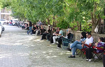 Konya'da öğrenciler sınavda, veliler kampta