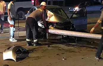 Konya'da otomobil aydınlatma direğine çarptı, sürücü ölümden döndü!