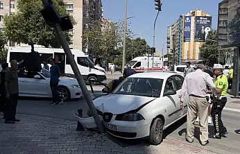 Konya'da otomobil ile kamyonet çarpıştı: 1'i çocuk 6 yaralı