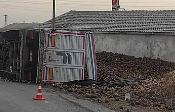 Konya'da pancar yüklü TIR devrildi: 1 yaralı!