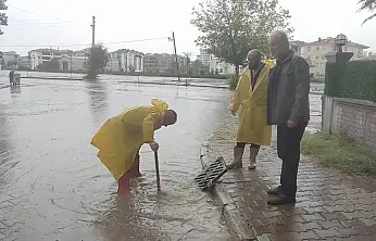 Konya'da sağanak yağış sonrası yollar gölete döndü