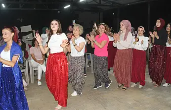 Konya'da şalvarlı kadınlar geceye damga vurdu