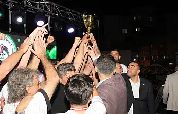 Konya'da taraftarla omuz omuza şampiyonluk kutladılar