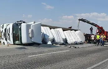 Konya'da yürekleri ağza getiren kaza! TIR refüje devrildi