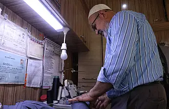 Konya'da yarım asırlık terzi Mehmet Ali Bolat kumaşları tedavi ediyor