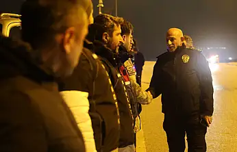 Konya'da yeni yıl denetimi: Protokolden sürücülere çikolatalı kutlama