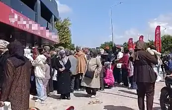Konya'da yüzlerce kişi kapıya dayandı! İndirim kuyruğu sokaklara taştı
