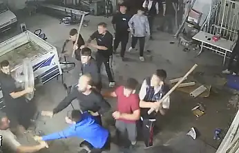 Konya'daki sanayide meydan muharebesi! Çocuk yaştaki grup dükkana saldırdı