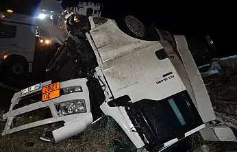 Konya yolunda et yüklü TIR bariyerlere saplandı! 1 kişi hayatını kaybetti