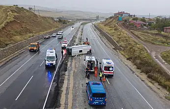 Konya yolunda işçi midibüsü devrildi! 15 yaralı